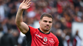 Rugby : Antoine Dupont pose avec son nouveau maillot !