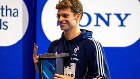 Un journaliste apprend «à nager grâce à Léon Marchand» : La scène «improbable» !