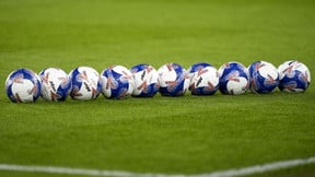 Ce footballeur touche les parties intimes de son adversaire, et finit par terre (avant de se faire expulser)