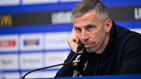 «Il doit aller en prison» : Le craquage de l’entraîneur de Strasbourg en plein match !