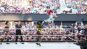 «Je ne pensais pas que c'était possible» : Enceinte, une catcheuse devient championne du monde à la WWE