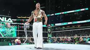Catch - WWE : The Rock prend son téléphone pour convaincre une star légendaire de venir !