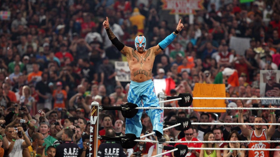 WWE : Rey Mysterio dévoile les Lionel Messi et Cristiano Ronaldo du catch