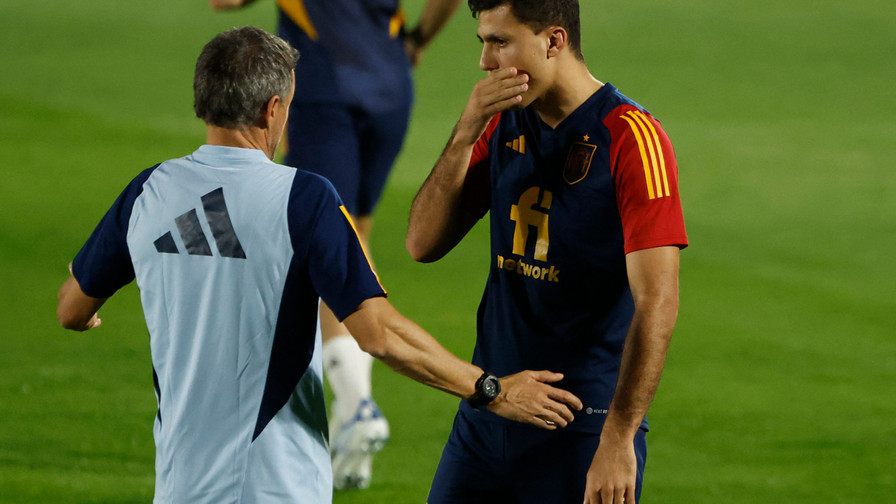Luis Enrique veut recruter «le meilleur milieu de terrain du monde» : La presse espagnole confirme l’offensive du PSG pour Rodri !