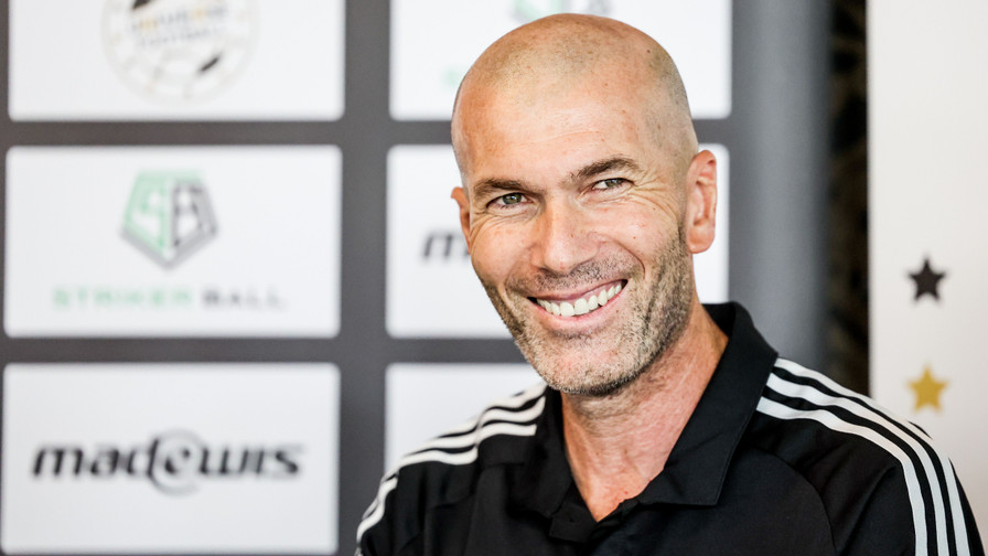 «Il m’a donné son maillot et j’ai dormi dedans» : Quand Zinédine Zidane a réalisé son «rêve» !