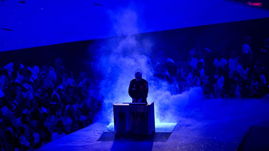 Mort de Kavinsky : Collaboration avec le PSG, joueur de rugby, présent aux JO de Paris 2024… L’histoire particulière du DJ star avec le sport