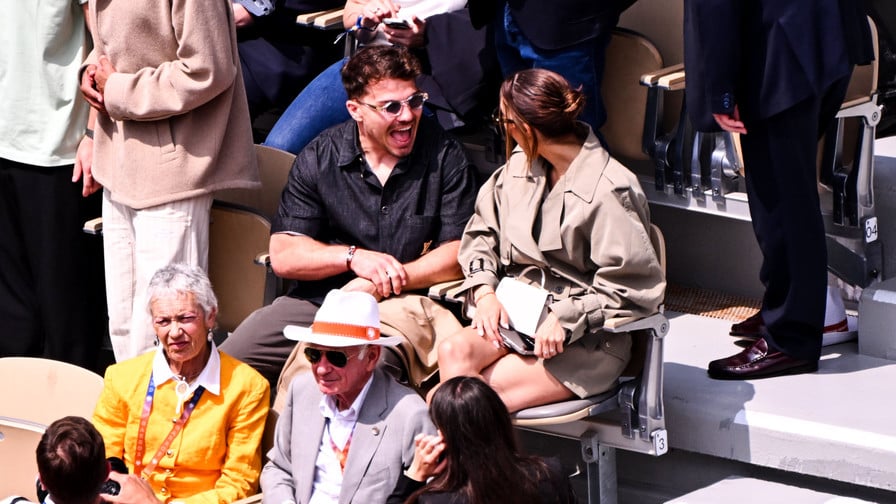 Antoine Dupont et Iris Mittenaere officialisent enfin leur couple : La photo qui enflamme les réseaux sociaux 