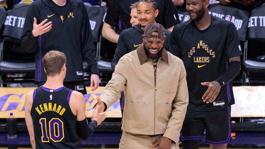 NBA - Transfert avec Wembanyama ou Stephen Curry ? La décision de LeBron James qui risque de surprendre... 