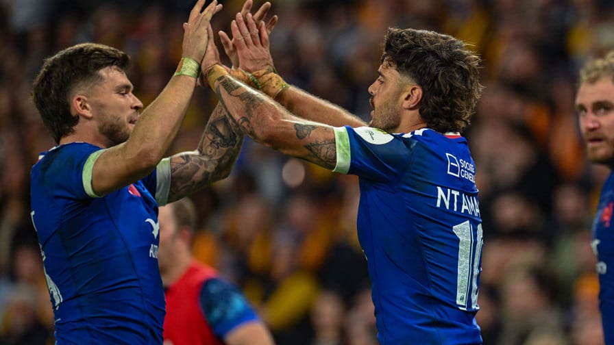 XV de France - Matthieu Jalibert a tout changé : Romain Ntamack doit-il s’inquiéter pour sa place à un an de la Coupe du monde ?