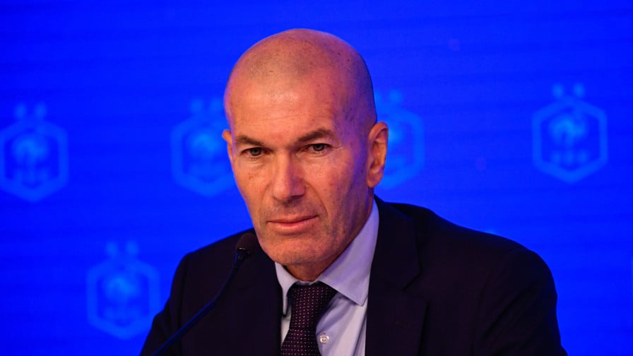 «Il était persuadé que Didier Deschamps allait partir» : Quatre ans après, on sait pourquoi Zinédine Zidane a recalé le PSG ? 