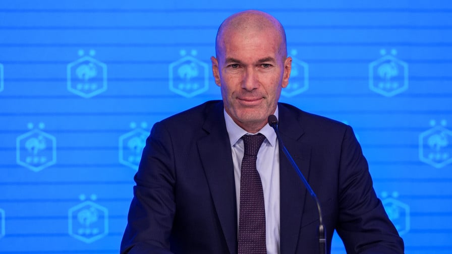 «M*rde, c’est quoi ça» : La scène surréaliste avec Zinedine Zidane qui a fait paniquer Raymond Domenech !