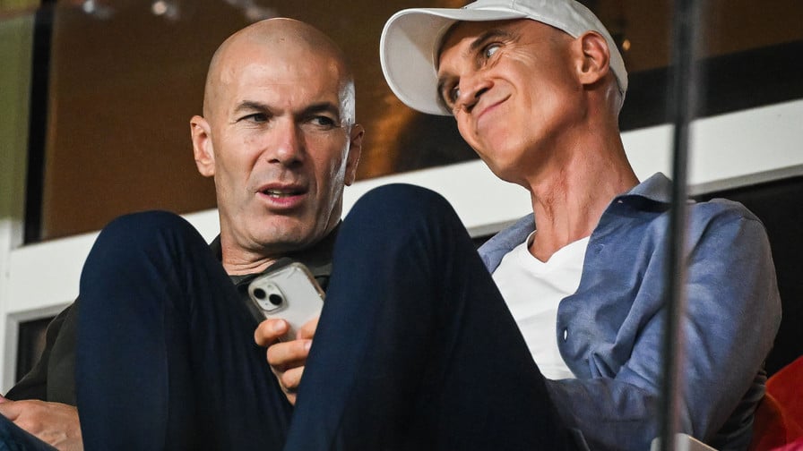 Attendu en équipe de France avec Zinedine Zidane, ce numéro 9 se fait recaler par un proche du sélectionneur des Bleus !