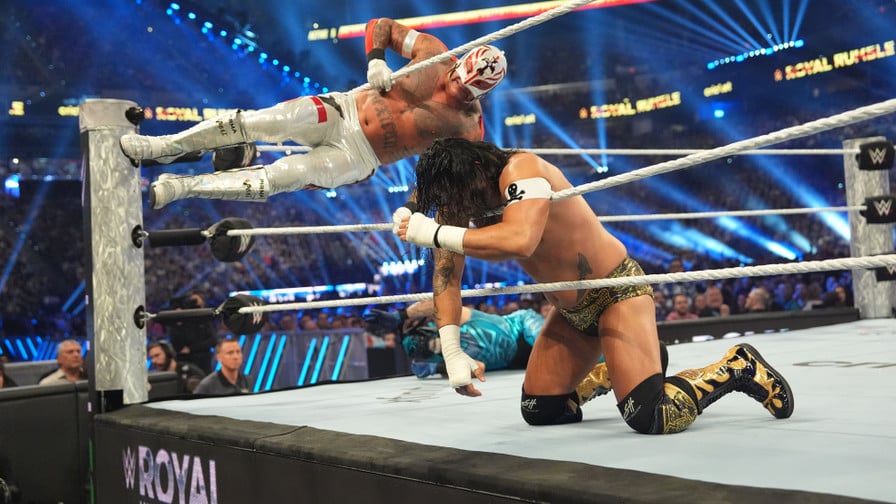 «14 déchirures du ligament croisé antérieur et postérieur, du ménisque...» : L’incroyable parcours de Rey Mysterio à la WWE