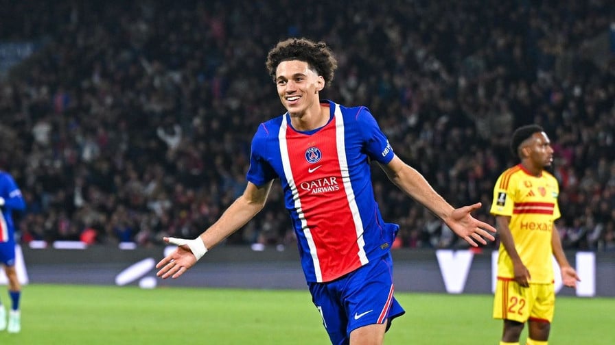 « J'aime tout chez lui ! » : Adoubé par Zinédine Zidane et Luis Enrique, Maghnes Akliouche (PSG) change de dimension