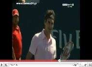 Llodra sert une cuillere a Federer