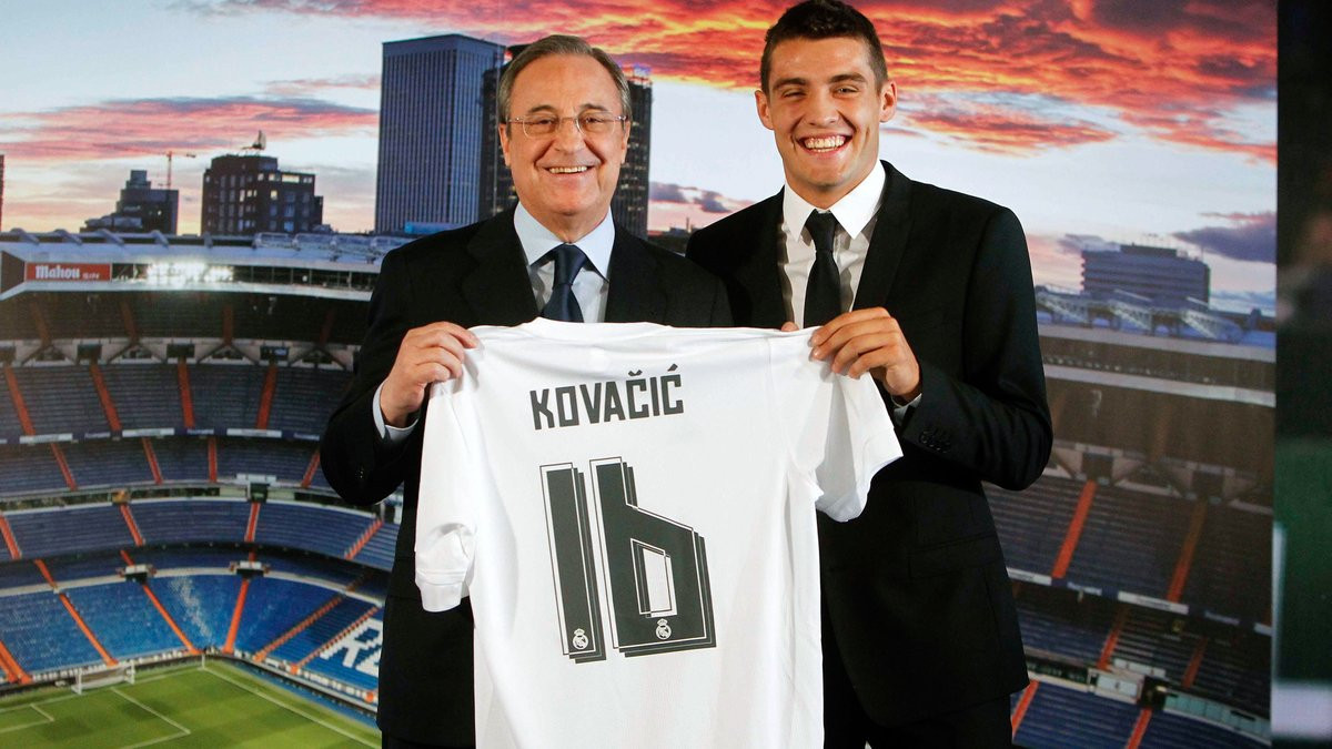 Контракт реал мадрид фото. Конкракт реал мадрид с роналду. Марсело новый клуб. Карло анчелотти реал мадрид. Роналду в реал подписывает контракт до 2009.