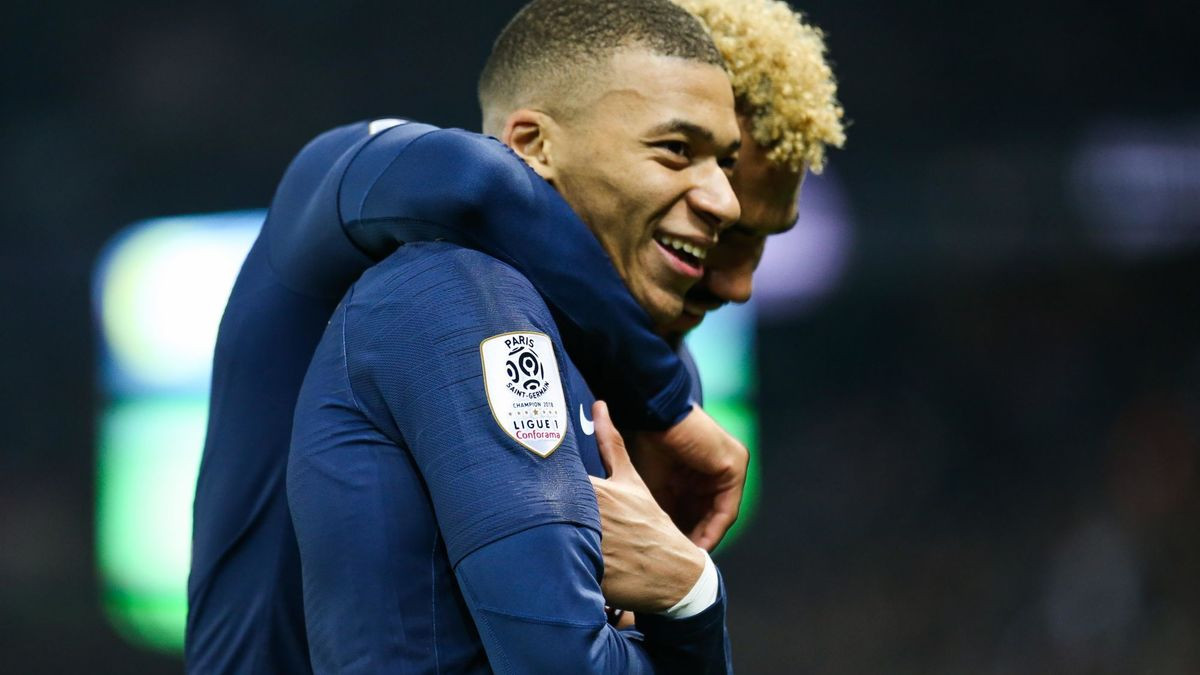 Ancien Joueur De Foot Qui Chante Buzz | PSG - Insolite : Quand Mbappé chante la chanson de Choupo-Moting