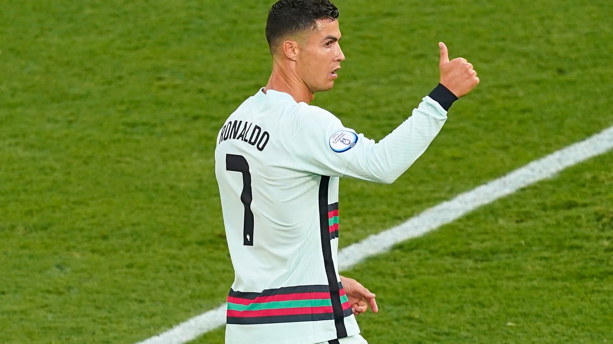 Mercato Mercato Psg Le Dossier Cristiano Ronaldo Bloque Par Une Autre Star [ 675 x 1200 Pixel ]