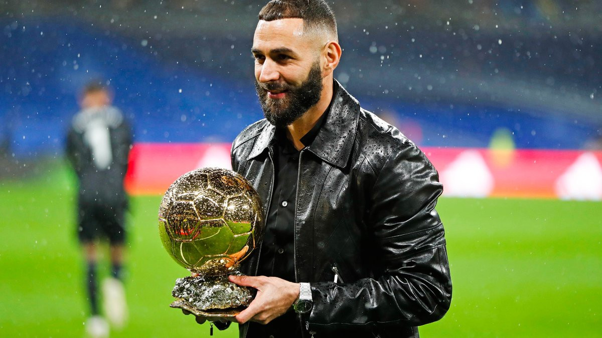 Бензема золотой мяч. Карим Бензема. Бензема. Benzema Ballon d'or.