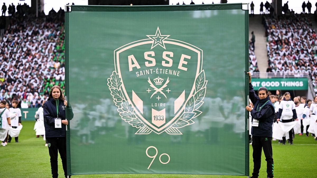 O chefe do ASSE divulga anúncio sobre a venda do clube