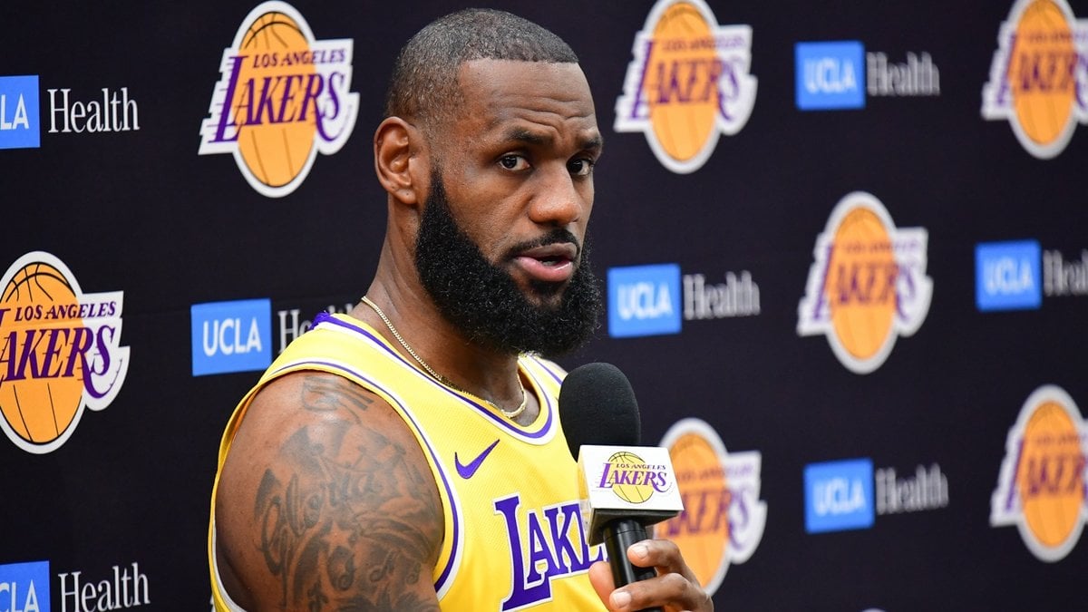 LeBron James zappe les médias et les Lakers plongent dans la crise
