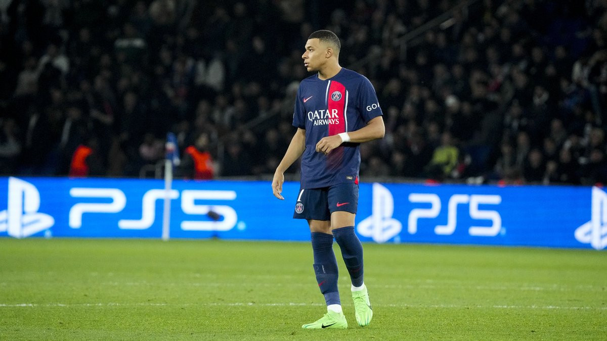 Kylian Mbappé discute avec Luis Enrique après son remplacement à mi-temps thumbnail