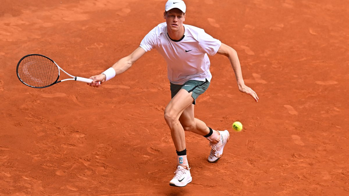 Tennis: Sinner si gira, grosso pericolo per il Roland-Garros