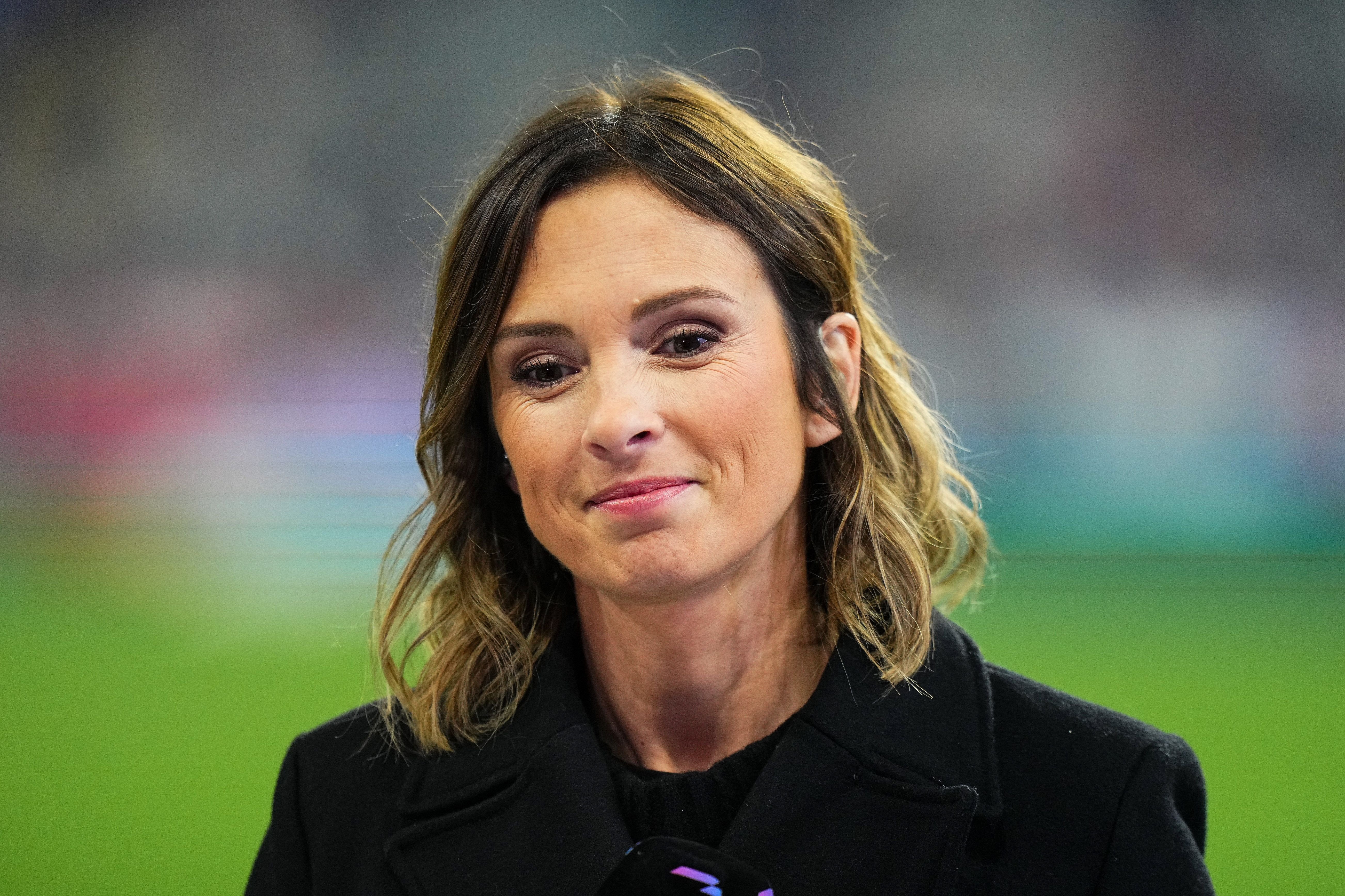 Isabelle Ithurburu officialise sa nouvelle histoire ! - Le10sport.com
