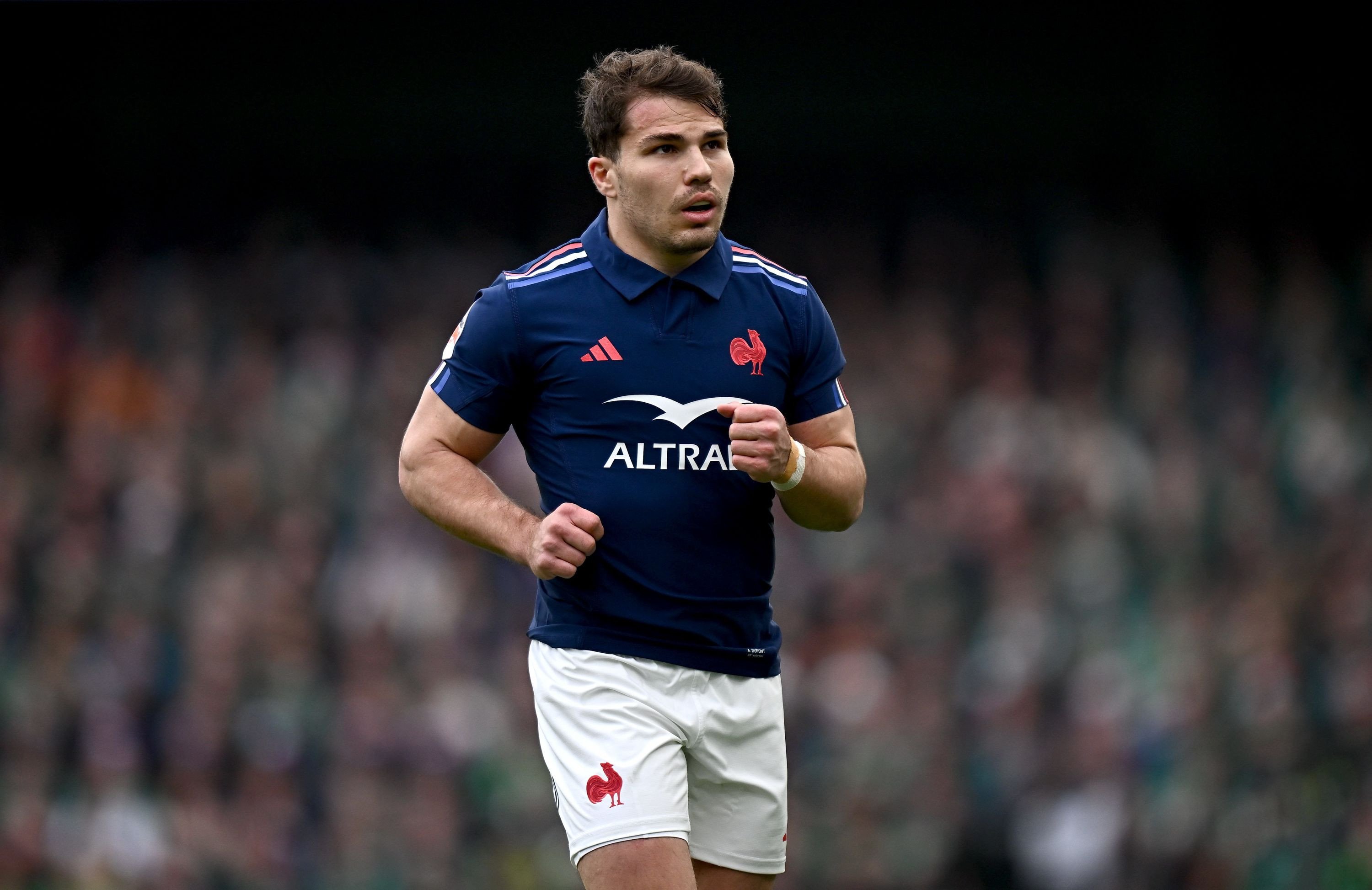 Antoine Dupont : Son couple en danger à cause de ses parents ? -  Le10sport.com